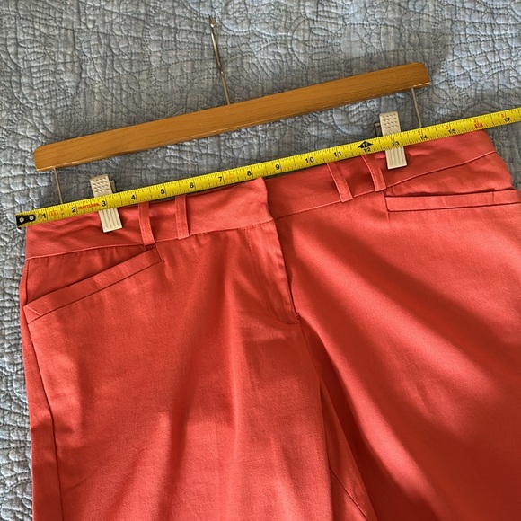 Coral Bermuda Shorts. Size 4 - Picture 7 of 9